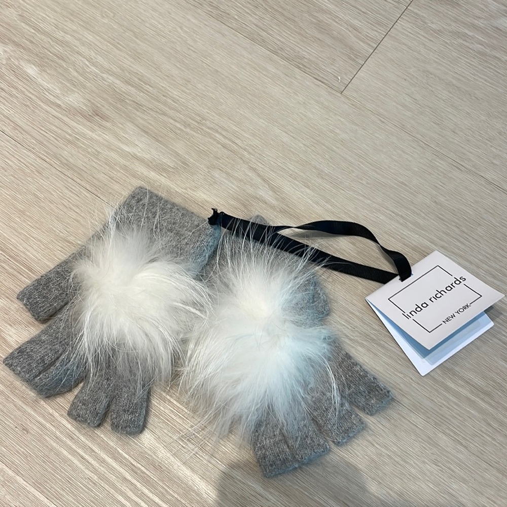 NWT LINDA RICHARDS FUR POM-POM FINGERLESS GLOVES